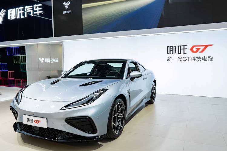 深圳126哪吒汽车在智能汽车领域的表现，领途汽车在新能源汽车市场中的影响力